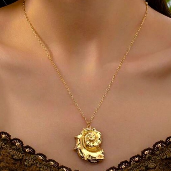 Golden Shell Necklace - Picture 2 of 7